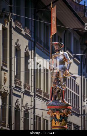 Schutzenbrunnen Brunnen aus dem Jahr 1535 mit dem ikonischen mittelalterlichen Zytglogge-Uhrturm aus dem 13. Jahrhundert, Aldstadt oder Altstadt, Bern, Schweiz Stockfoto