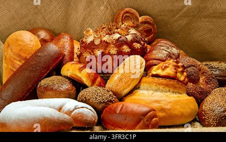 Komposition verschiedener Backwaren. Laib, Brot, Brötchen, Laibe und Baguettes. Stockfoto