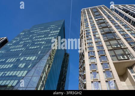 Niedrigwinkelaufnahme von modernen Hochhaus-Glasbüro- und Wohnhochhäusern, die in einen klaren blauen Himmel ragen, am Southbank Place in der Nähe von Waterloo in London. Stockfoto