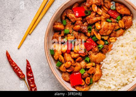 Kung Pao Huhn, gebratenes Huhn mit Erdnüssen und Gemüse. Stockfoto