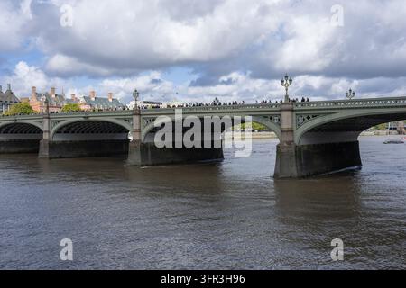 Westminster Bridge über die Themse mit Pendlern und Touristen Stockfoto