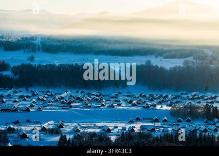 Winter-Schneeszenerien im Dorf Hemu, Altay, Xinjiang, China. Stockfoto