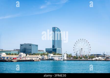 Barcelona, Spanien - 31. Mai 2026: Riesenrad und W-Hotel im Port Vell am Ende der Les Rambles in Barcelona, Katalonien, Spanien Stockfoto