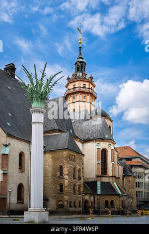 Außenansicht der historischen St.-Nikolai-Kirche in Leipzig, Deutschland, mit ihrem markanten Turm und dem klassischen Säulenmonument unter einem dramatischen Himmel Stockfoto
