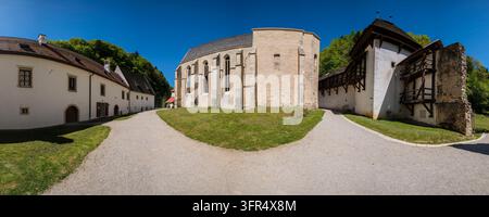 Panoramic view von historischen Steinbauten in der Kartause Žiče, mit gepflegten Kieswegen und umliegenden grünen Hügeln. Stockfoto