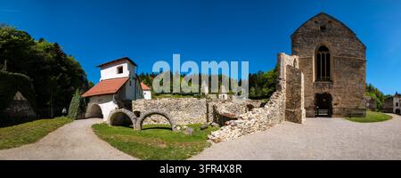 Panoramakopie der Kirche St. Johannes der Täufer in der Kartause Žiče, die historische Steinmauern und gewölbte Tore zeigt. Stockfoto