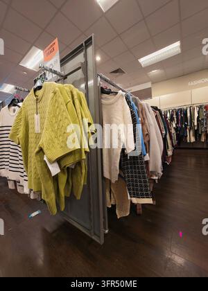 Pforzheim Deutschland 28. August 2026 Verschiedene stilvolle Damenstrickpullover, Strickjacken und Strickwaren, die auf Kleiderbügeln entlang von MetallKleiderständern ausgelegt sind Stockfoto