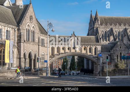 Steinerne Bogenbrücke, die Christ Church Cathedral mit der alten Synod Hall in Dublin, Irland, verbindet. Stockfoto