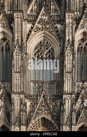 Vertikale Ansicht der Fassade des Kölner Doms mit Dekoration und Ornamenten, Köln, Deutschland Stockfoto