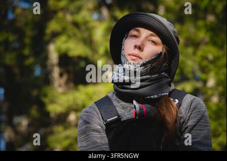 Porträt einer jungen Reisenden. Frischer und gesunder Lebensstil. Kaukasische schöne Touristin, die allein in wildem Wald reist Stockfoto