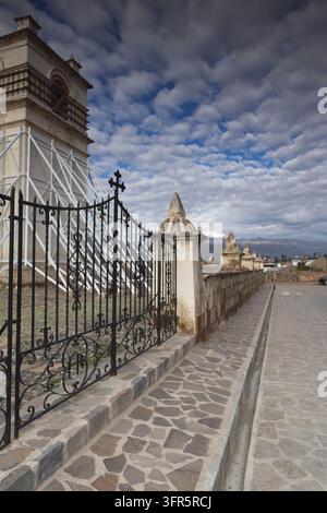 Kirche der Unbefleckten Empfängnis mit Bergen im Hintergrund von Yanque, Colca-Canyon, Peru Stockfoto