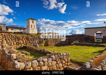 Kirchturm mit Glocken in Chinchero, der typischsten Bevölkerung des Heiligen Tals Stockfoto