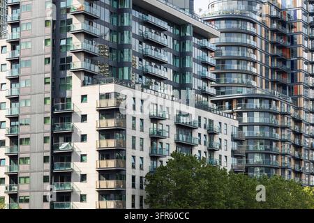 Moderne Hochhaus-Wohnbauten mit Glasbalkonen und zeitgenössischer Architektur in einer dichten städtischen Umgebung Stockfoto