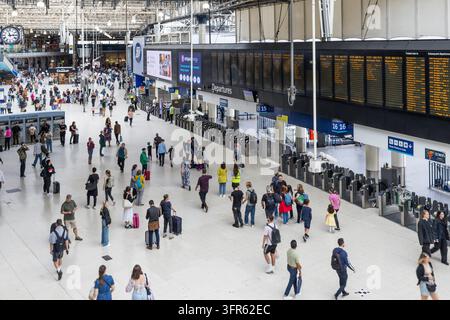 Hohe Ansicht von geschäftigen Pendlern und Reisenden, die durch den Hauptsaal des Londoner Bahnhofs Waterloo gehen. London, UK, 23. Juli 2023 Stockfoto