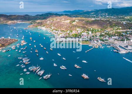 Luftbild von Schiffen auf See vor Labuan Bajo, Komodo, Indonesien Stockfoto