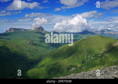 Wunderschöne Sommerlandschaft mit Wolken im Kaukasus, Russland Stockfoto