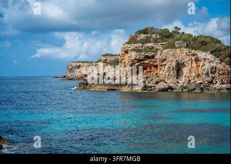 Küste Mallorcas in der Nähe des Strandes Calo des Moro, Klippen am Meer, mallorca spanien Stockfoto