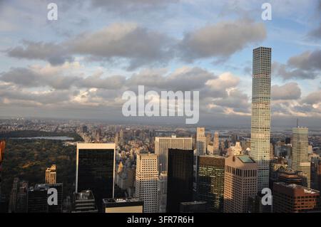 Vogelperspektive des 432 Park Avenue Wolkenkratzers in New York Stockfoto