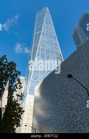 New York, New York - Vereinigte Staaten - 30. September 2026: Straßenansicht des One World Trade Center an einem schönen Herbstmorgen in New York, New York Stockfoto