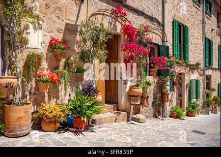Wunderschön dekoriertes Gebäude in Valldemossa, Mallorca mit Blumen und Pflanzen in Töpfen vor dem Hotel, Mallorca Stockfoto