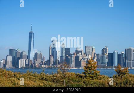 Lower Manhattan, New York City mit dem berühmten World Trade Center, gesehen von der anderen Seite des Hudson Rivers Stockfoto