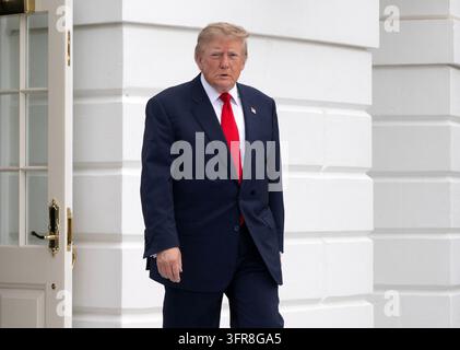 Washington, Vereinigte Staaten. 10. Oktober 2026. Der Präsident der Vereinigten Staaten, Donald J. Trump, verlässt den South Lawn des Weißen Hauses in Washington, DC, USA, auf dem Weg nach Clarksville, Tennessee, am Samstag, dem 10. Oktober 2026. Der Präsident wird an einer Wahlkampfveranstaltung für republikanische Kandidaten aus Tennessee teilnehmen, die im November auf dem Stimmzettel stehen.Credit: Ron Sachs/Pool via CNP Credit: Abaca Press/Alamy Live News Stockfoto