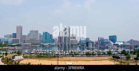 Eine Panoramansicht der Skyline von Baltimore City entlang des Inner Harbor, mit Segelbooten und Yachten, die im Yachthafen festgemacht sind Stockfoto