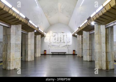 Marmorsäulen und bildhauerische Reliefs in der U-Bahn-Station Barekamutyun, Jerewan, Jerewan, Armenien Stockfoto