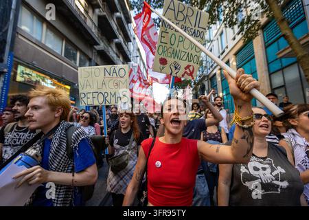 Demonstranten mit Transparenten und Plakaten skandieren Slogans während eines Solidaritätsmarsches für Palästina durch die Innenstadt von Porto. Stockfoto