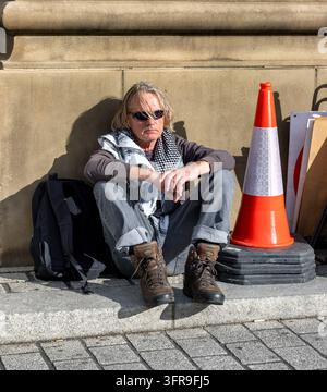 London, England, UK. 10. Okt., 2026. Ein Demonstrant macht eine Pause in Whitehall, als Tausende pro-palästinensische Demonstranten heute auf die Straßen Londons zogen, um gegen den Völkermord zu protestieren, der in Palästina stattgefunden hat. Der Marsch endete in Whitehall, wo Gastredner zur Menge sprachen. Der ehemalige Labour-Führer Jeremy Corbyn war unter den Rednern. Credit: Ian Humphreys/Alamy Live News Stockfoto