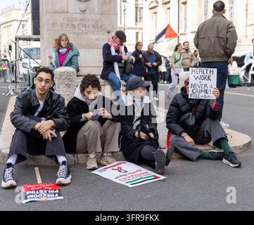 London, England, UK. 10. Okt., 2026. Demonstranten machen eine Pause in Whitehall, als Tausende pro-palästinensische Demonstranten heute auf die Straßen Londons zogen, um gegen den Völkermord zu protestieren, der in Palästina stattgefunden hat. Der Marsch endete in Whitehall, wo Gastredner zur Menge sprachen. Der ehemalige Labour-Führer Jeremy Corbyn gehörte zu den Rednern. Credit: Ian Humphreys/Alamy Live News Stockfoto