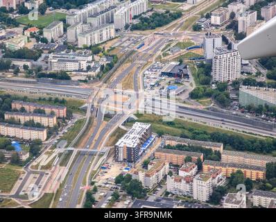 6. Juli 2026, Krakau, Polen, Eine Luftansicht zeigt eine komplexe städtische Infrastruktur mit mehreren Straßen, Gebäuden und Grünflächen in einer Stadtszene Stockfoto