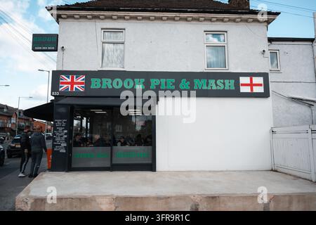 Dagenham & Redbridge 0 Hemel Hempstead Town 0, 10.10.26. Victoria Road, National League South. Brook Pie and Mash Shop. Stockfoto