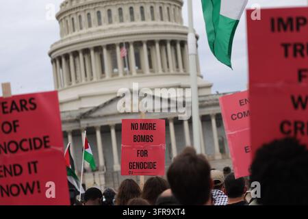 Washington, District of Columbia, USA. 10. Oktober 2026. Pro-Palästina-Demonstranten versammeln sich zum Unterstützung von Gaza am U.S. Capitol in Washington, DC am 10. Oktober 2026. (Credit Image: © Bryan Dozier/ZUMA Press Wire) NUR FÜR REDAKTIONELLE NUTZUNG! Nicht für kommerzielle NUTZUNG! Stockfoto