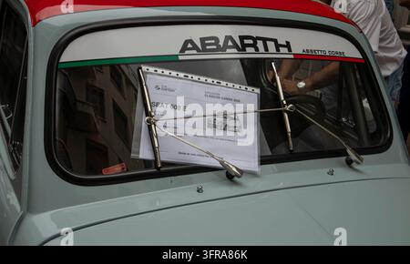 GANDIA, SPANIEN - 4. OKTOBER 2026 Vorderwindschutzscheibe und Details eines klassischen 1970 SEAT 600 E Abarth-Replica-Autos, das auf einer Oldtimerschau ausgestellt ist. Stockfoto