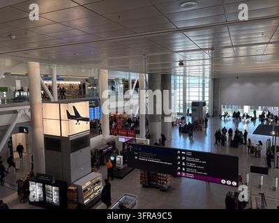Innenansicht des Toronto Pearson Flughafens, die die moderne Terminalhalle, Wegweiser und Reisende zeigt, die durch die Anlage bewegen. Stockfoto