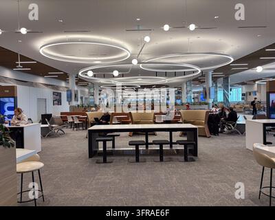 Blick ins Innere des Montreal Metropolitan Airport MET (Aéroport métropolitain de Montréal Terminal YHU) mit moderner Terminalbestuhlung und Beleuchtung. Stockfoto