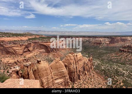 Rote Sandsteintürme und geschichteter Canyon im Colorado-Nationalmonument Stockfoto