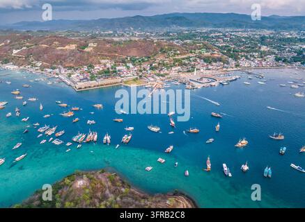 Luftbild von Schiffen auf See vor Labuan Bajo, Komodo, Indonesien Stockfoto