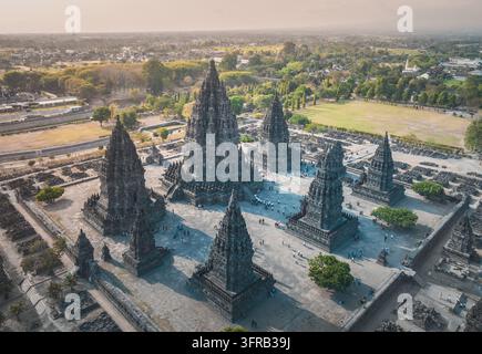Warmes Sonnenlicht über dem Prambanan-Tempel aus der Luft gesehen, Java, Indonesien Stockfoto