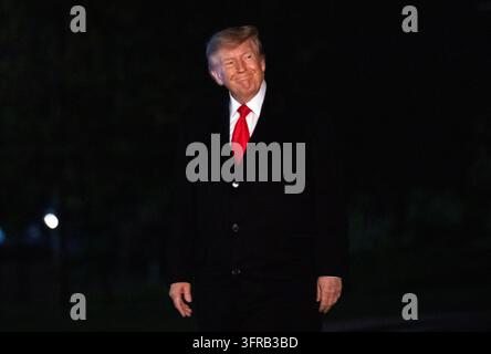 Washington, Vereinigte Staaten. 10. Oktober 2026. Der Präsident der Vereinigten Staaten, Donald J. Trump, lächelt den Medien zu, während er zur Residenz auf dem Südrasen des Weißen Hauses in Washington, DC, USA, von Clarksville, Tennessee, geht, nach einer Wahlkampfveranstaltung für republikanische Kandidaten aus Tennessee, die im November auf dem Stimmzettel stehen, am Samstag, den 10. Oktober 2026. Credit: Ron Sachs/Pool via CNP Credit: Abaca Press/Alamy Live News Stockfoto
