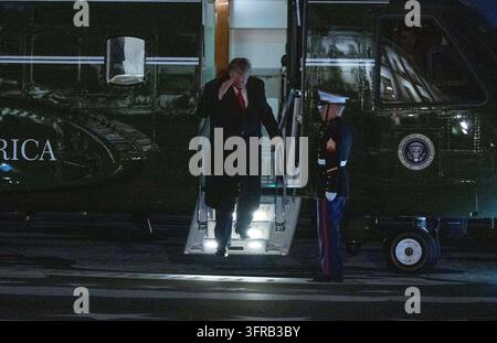 Washington, Vereinigte Staaten. 10. Oktober 2026. Der Präsident der Vereinigten Staaten, Donald J. Trump, grüßt die Marine Guard, als er auf dem South Lawn des Weißen Hauses in Washington, DC, USA, aus Clarksville, Tennessee, ankommt, nach einer Wahlkampfveranstaltung für die republikanischen Kandidaten aus Tennessee, die im November auf dem Wahlzettel stehen, am Samstag, dem 10. Oktober 2026. Credit: Ron Sachs/Pool via CNP Credit: Abaca Press/Alamy Live News Stockfoto
