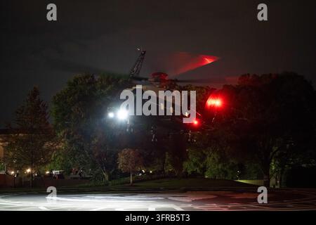 Washington, District of Columbia, USA. 10. Oktober 2026. Präsident DONALD TRUMP kehrt nach einem Trip nach Tennessee ins Weiße Haus zurück. (Credit Image: © Matt Kaminsky/ZUMA Press Wire) NUR FÜR REDAKTIONELLE VERWENDUNG! Nicht für kommerzielle VERWENDUNG! Stockfoto