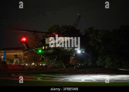 Washington, District of Columbia, USA. 10. Oktober 2026. Präsident DONALD TRUMP kehrt nach einem Trip nach Tennessee ins Weiße Haus zurück. (Bildnachweis: © Matt Kaminsky/ZUMA Press Wire) NUR FÜR REDAKTIONELLEN EINSATZ! Nicht für kommerzielle Nutzung! Stockfoto