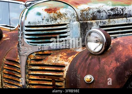 Hubbel, MI USA - 30. September 2026: Alte Dodge-Karosserie von 1941 mit Kühlergrill, Scheinwerfer und verwitterter Karosserie, die den Verfall zeigt Stockfoto