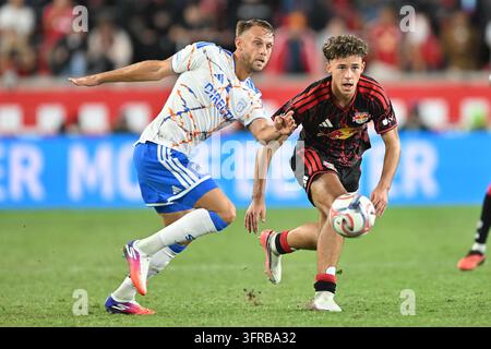 Harrison, New Jersey, USA. 10. Okt., 2026. Harrison, New Jersey Vereinigte Staaten von Amerika. 10. Okt., 2026. San Diego FC Stürmer MARCUS INGVARTSEN (7) und New York Red Bulls Mittelfeldspieler ADRI MEHMETI (15) im Einsatz im Sports Illustrated Stadium New York besiegt San Diego mit 4 zu 1. Credit: Brooks Von Arx, Jr./Zuma Press (Credit Image: © Brooks Von Arx/ZUMA Press Wire) NUR FÜR REDAKTIONELLE VERWENDUNG! NICHT FÜR KOMMERZIELLE VERWENDUNG! Stockfoto