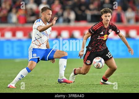 Harrison, New Jersey, USA. 10. Okt., 2026. Harrison, New Jersey Vereinigte Staaten von Amerika. 10. Okt., 2026. San Diego FC Stürmer MARCUS INGVARTSEN (7) und New York Red Bulls Mittelfeldspieler ADRI MEHMETI (15) im Einsatz im Sports Illustrated Stadium New York besiegt San Diego mit 4 zu 1. Credit: Brooks Von Arx, Jr./Zuma Press (Credit Image: © Brooks Von Arx/ZUMA Press Wire) NUR FÜR REDAKTIONELLE VERWENDUNG! NICHT FÜR KOMMERZIELLE VERWENDUNG! Stockfoto