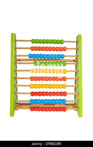 Ein hölzerner Kinderabakus mit grünem Rahmen und Reihen farbenfroher Perlen (grün, orange, blau, gelb, rot) auf weißem Hintergrund, gestaltet als hell Stockfoto