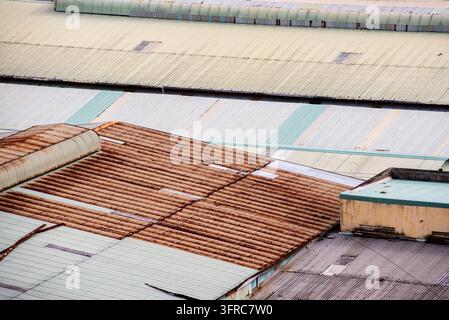 Hochwinkelaufnahme von verrosteten Wellblechdachplatten auf einem alten Fabrikgebäude. Stockfoto