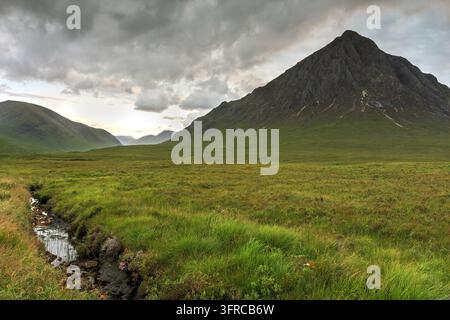 Nach Sonnenuntergang Blick auf den Stob Dearg-Gipfel der Buachaille Etive Mòr-Berge in den schottischen Highlands, Vereinigtes Königreich. Stockfoto